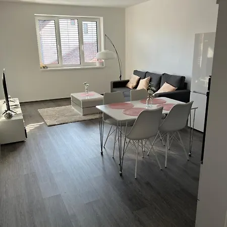 Soukromy 2+kk S Balkonem A Parkovanim زنويمو