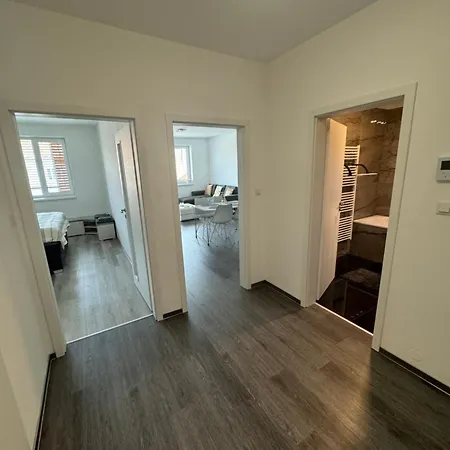 Soukromy 2+kk S Balkonem A Parkovanim