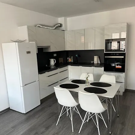 Soukromy 2+kk S Balkonem A Parkovanim アパート *